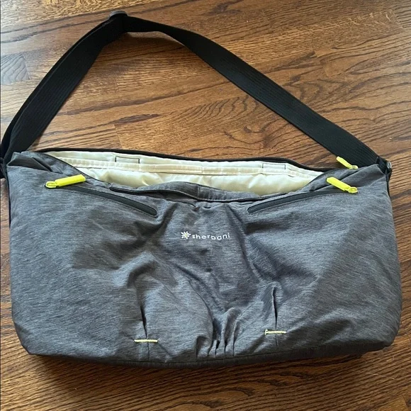 🎉Good condition SHERPANI Force wellness zip up shoulder tote bag for yoga or gym - Picture 3 of 10
